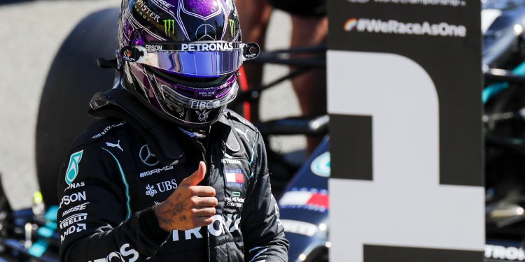 Hamilton conquista a pole por 69 milésimos e Sainz coloca a McLaren em terceiro em Monza