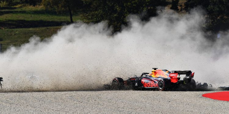 Verstappen “muito desapontado” com mais um abandono: “Não devíamos ter estado naquela posição”
