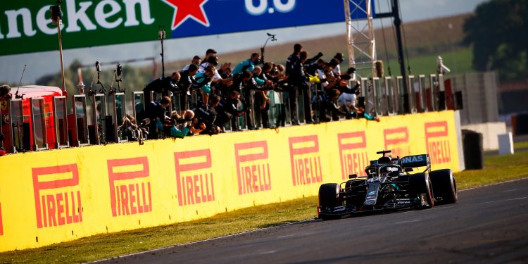 Hamilton: Grande Prémio com “três corridas num dia” foi “um dos mais desafiantes”