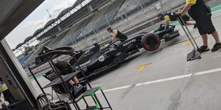 Zhou testa monolugar de 2018 da Renault na Hungria