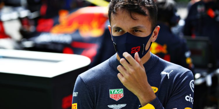 Horner elogia Albon após declarações “irónicas” de Hamilton