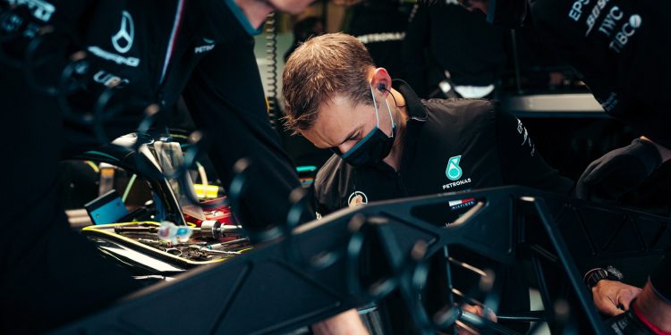 Seis membros da Mercedes voam de Brackley para Nürburgring após segundo caso de COVID-19