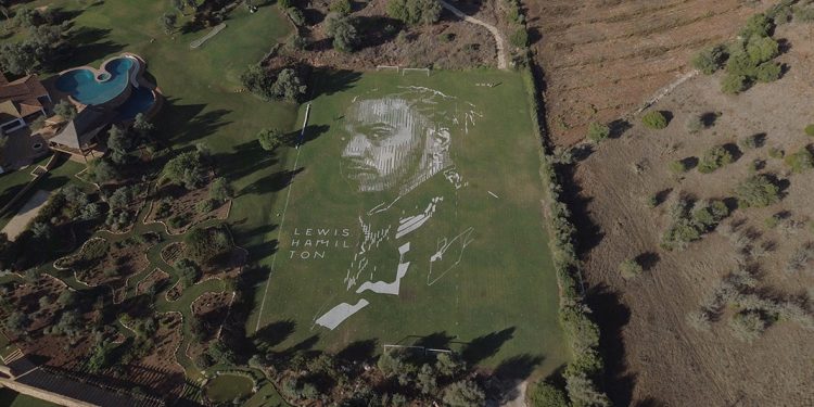Artista português impressionou Hamilton com pintura num campo de futebol em Portimão