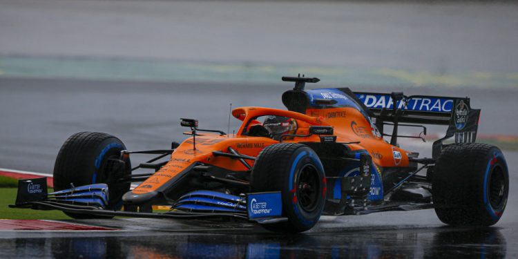 Sainz penalizado com posições na grelha por ter bloqueado Pérez na qualificação