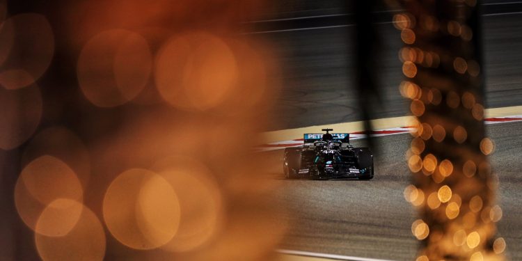 Hamilton mantém-se na frente e Albon bate forte na segunda sessão no Bahrain