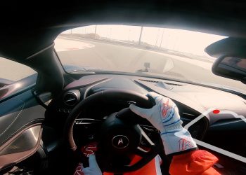 VÍDEO: Uma volta à versão externa do traçado do Bahrain a bordo de um McLaren 720S