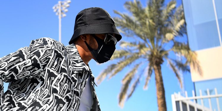 Hamilton diz que Russell fez um “trabalho incrível” na estreia com a Mercedes em Sakhir