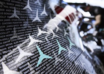 Mercedes corre com uma decoração especial para homenagear todos os membros da equipa