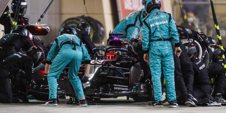 Mercedes revela que falha no rádio causou a confusão de pneus em Sakhir