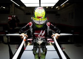 Schumacher substituirá Magnussen na primeira sessão em Abu Dhabi
