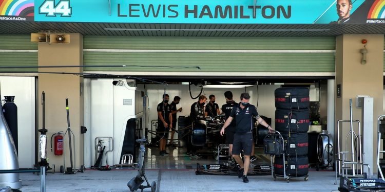 Mercedes poderá esperar por Hamilton até à sessão de qualificação em Yas Marina