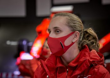 Maya Weug torna-se a primeira mulher a ingressar na academia de pilotos da Ferrari