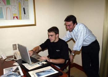 Alonso e Sainz prestam tributo a Adrián Campos: “Um grande promotor deste desporto”