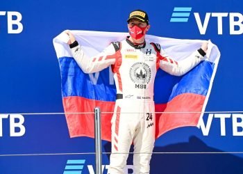 Mazepin forçado a correr com uma bandeira neutra após proibição imposta à Rússia