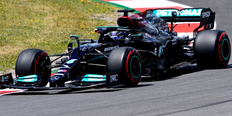 Hamilton e Verstappen falam em asfalto “super escorregadio” e pneus “demasiados duros” em Portimão