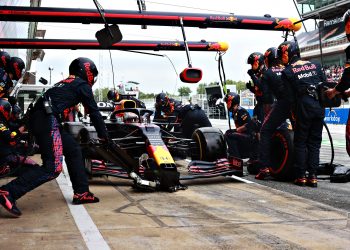 Horner explica paragem lenta de Verstappen e diz que Mercedes foi “simplesmente mais rápida” em Barcelona