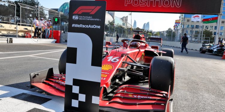 Leclerc admite que será “muito difícil” manter a primeira posição na corrida em Baku