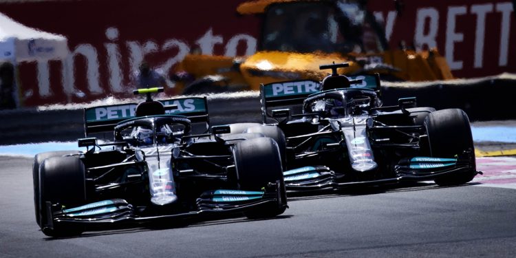 Mercedes pode esperar até ao inverno para escolher entre Bottas e Russell