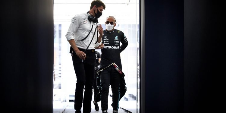 Hamilton inicia conversações com a Mercedes e pisca o olho à permanência de Bottas