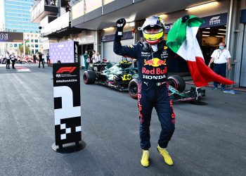 Golpe de teatro: Pérez tira partido do abandono de Verstappen para vencer, Hamilton termina fora dos pontos