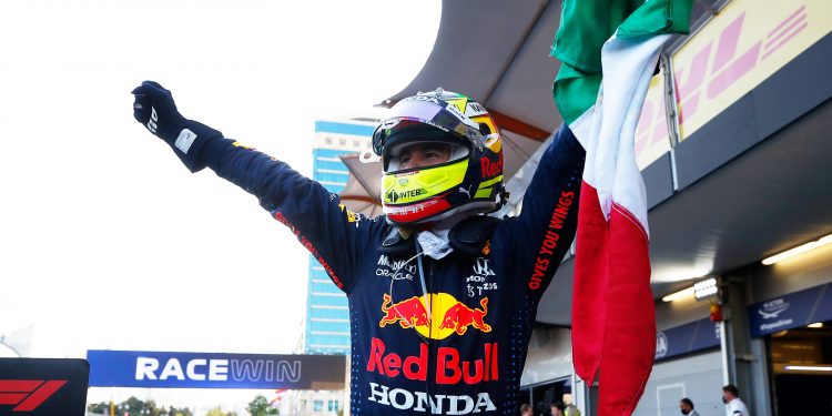 Pérez esteve perto de abandonar antes de garantir a vitória em Baku