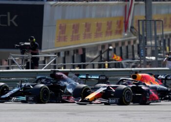 Red Bull continua a considerar contestar a penalização de Hamilton e revela danos no valor de 1,5 milhões de euros