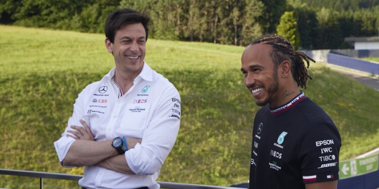 OFICIAL: Hamilton prolonga contrato com a Mercedes até à temporada de 2023