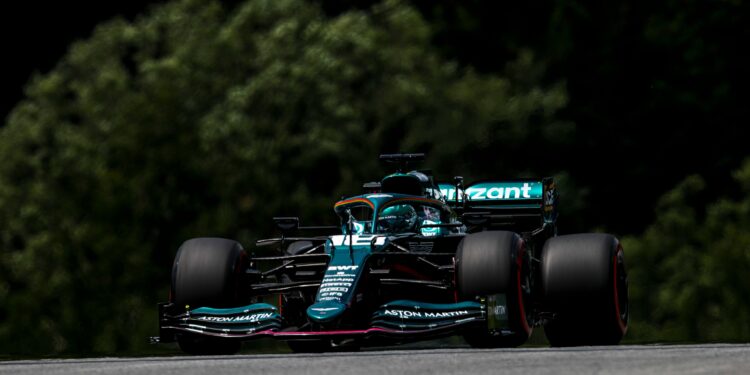 Aston Martin pretende fazer com que a decoração verde do seu carro se destaque mais na televisão