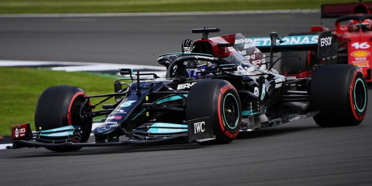 Hamilton garante primeira posição na grelha para a corrida sprint em Silverstone