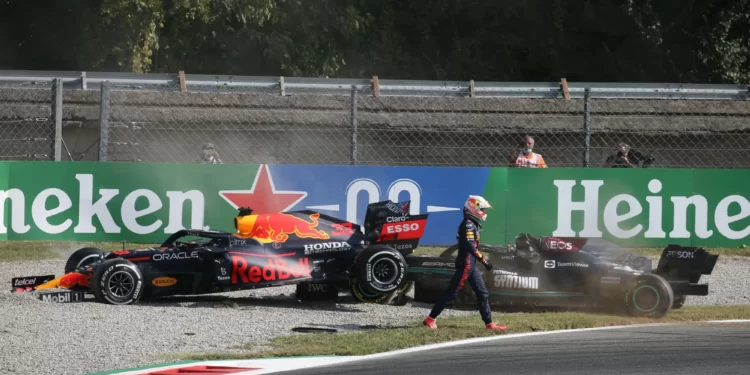 Verstappen explica atitude após a colisão: “Olhei para a esquerda e vi que ele estava a tentar fazer marcha-atrás”