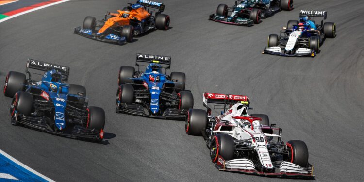 Alonso diz que correu “muitos riscos” no arranque e revela ter ficado a 10 centímetros de colidir com o muro ao cair do pano