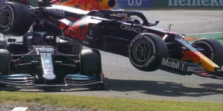 [VÍDEO] Toque entre Max Verstappen e Lewis Hamilton