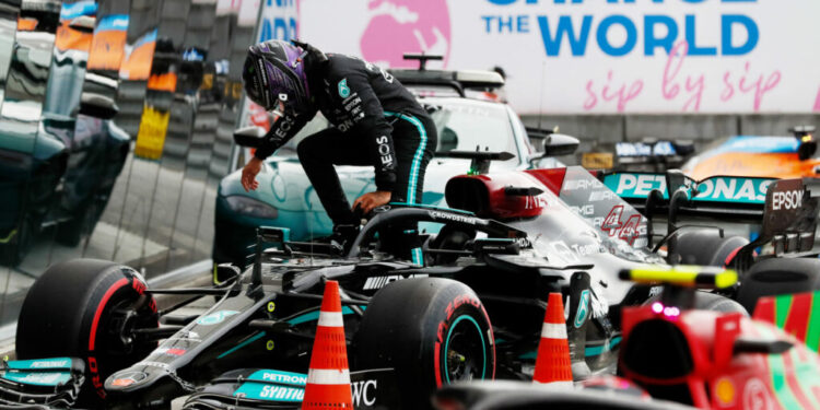 “Estou incrivelmente desiludido comigo mesmo”, diz Hamilton após qualificação atribulada em Sochi