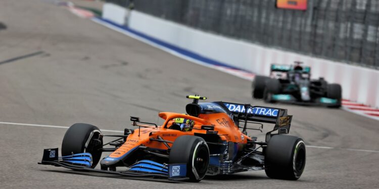 Hamilton admite que teria sido difícil ultrapassar um “incrível” Norris sem a chuva no final da corrida