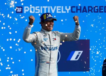 Russell acredita que “fantástico” De Vries merece oportunidade na Fórmula 1