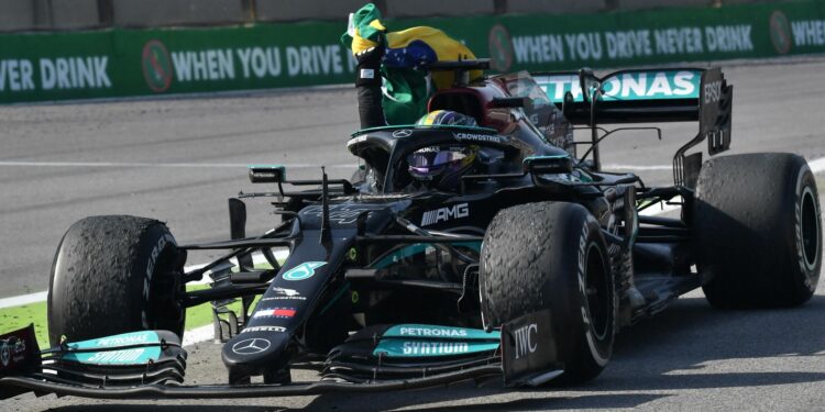 Hamilton chamado aos comissários por ter soltado os cintos em pista após a corrida