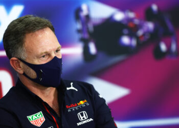 Horner escapa com um aviso da FIA após comentários sobre um comissários em Losail