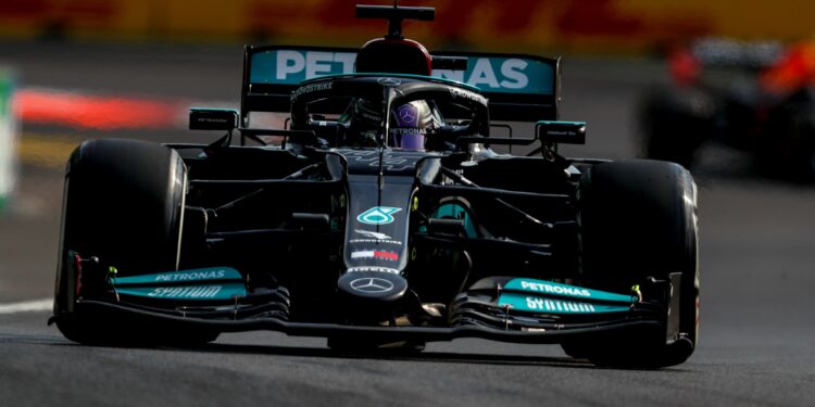 Hamilton diz que a Red Bull esteve “demasiado rápida” e fala em falta de downforce no carro da Mercedes