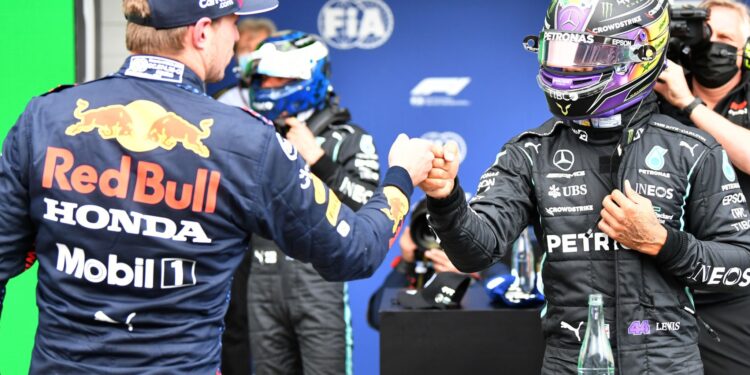 Verstappen chamado aos comissários por ter tocado no carro de Hamilton em condições de parque fechado