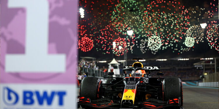 Verstappen confirma que correrá com o número 1 em 2022