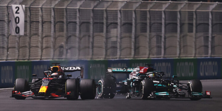 Verstappen e Hamilton chamados aos comissários para explicarem a colisão de Jeddah