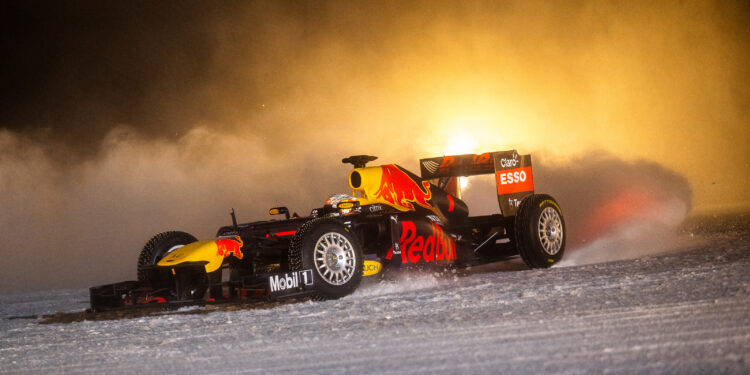 [FOTOS] Verstappen estreia o número 1 na nova ação promocional da Red Bull