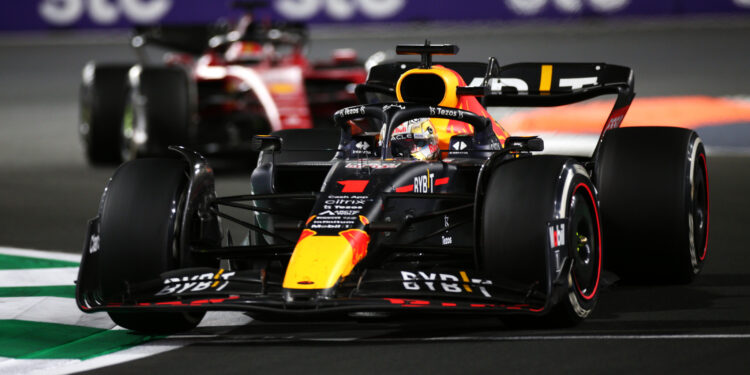 Verstappen alcança primeira vitória do ano após novo duelo de titãs com Leclerc em Jeddah