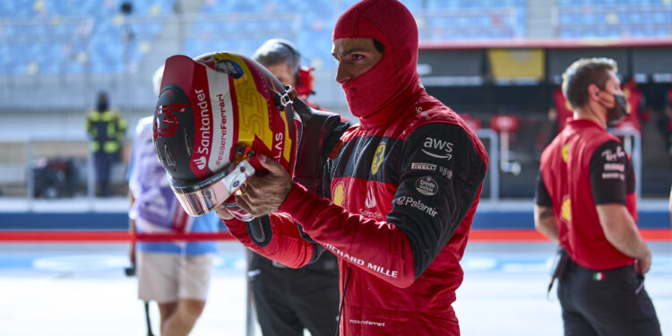 Sainz desvaloriza palavras elogiosas da Mercedes ao ritmo da Ferrari: “É típico deles”