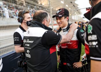 Zhou “sem palavras” após primeiro ponto na Fórmula 1: “É um dia que nunca esquecerei”