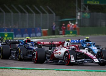 Zhou penalizado com arranque da via das boxes em Imola