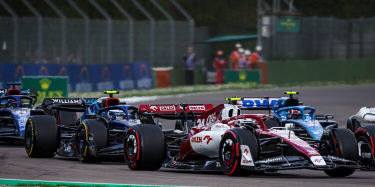 Zhou penalizado com arranque da via das boxes em Imola