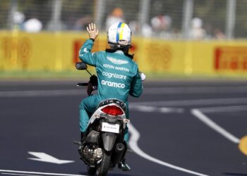 Vettel multado em cinco mil euros por ter percorrido a pista de scooter após o primeiro treino livre