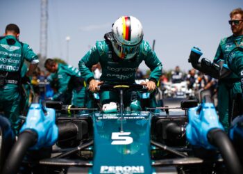 Vettel é roubado e persegue os assaltantes de trotinete em Barcelona