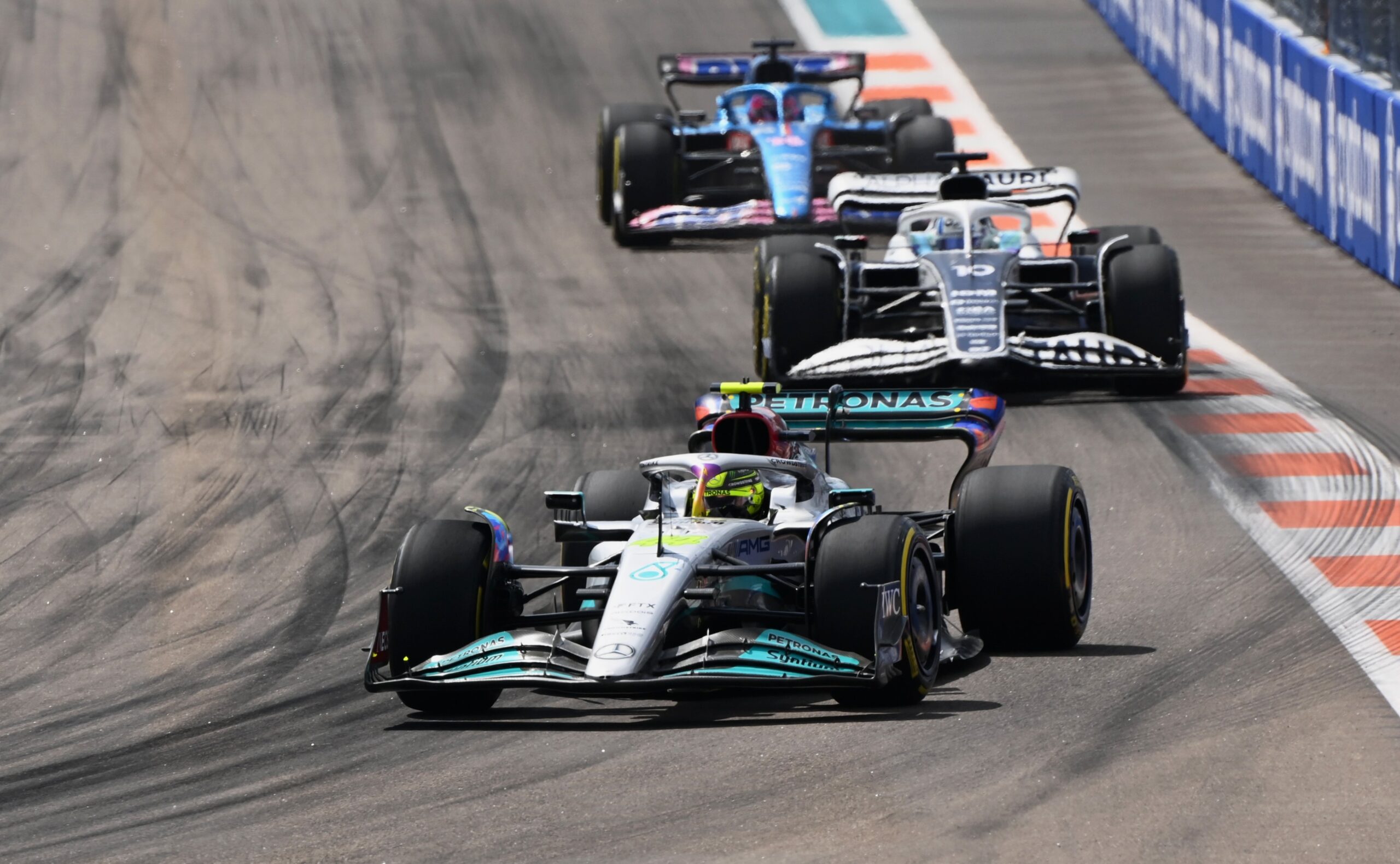 Hamilton: “Não melhorámos desde a primeira corrida”